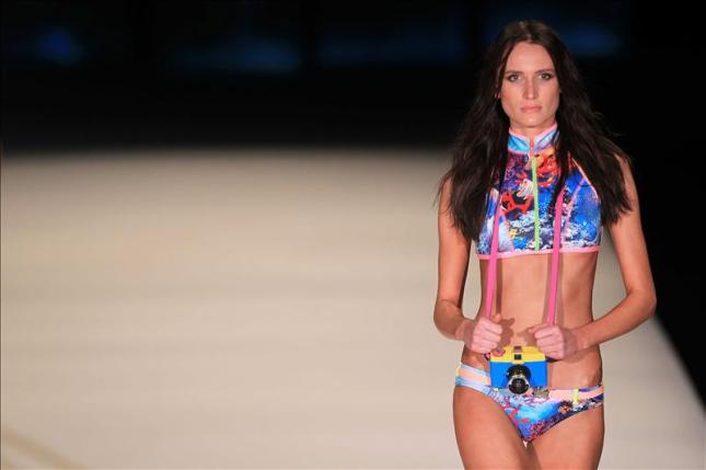 Un desfile multicolor de Blue Man abre la semana de la moda de Río de Janeiro Un desfile multicolor de Blue Man abre la semana de la moda de Río de Janeiro