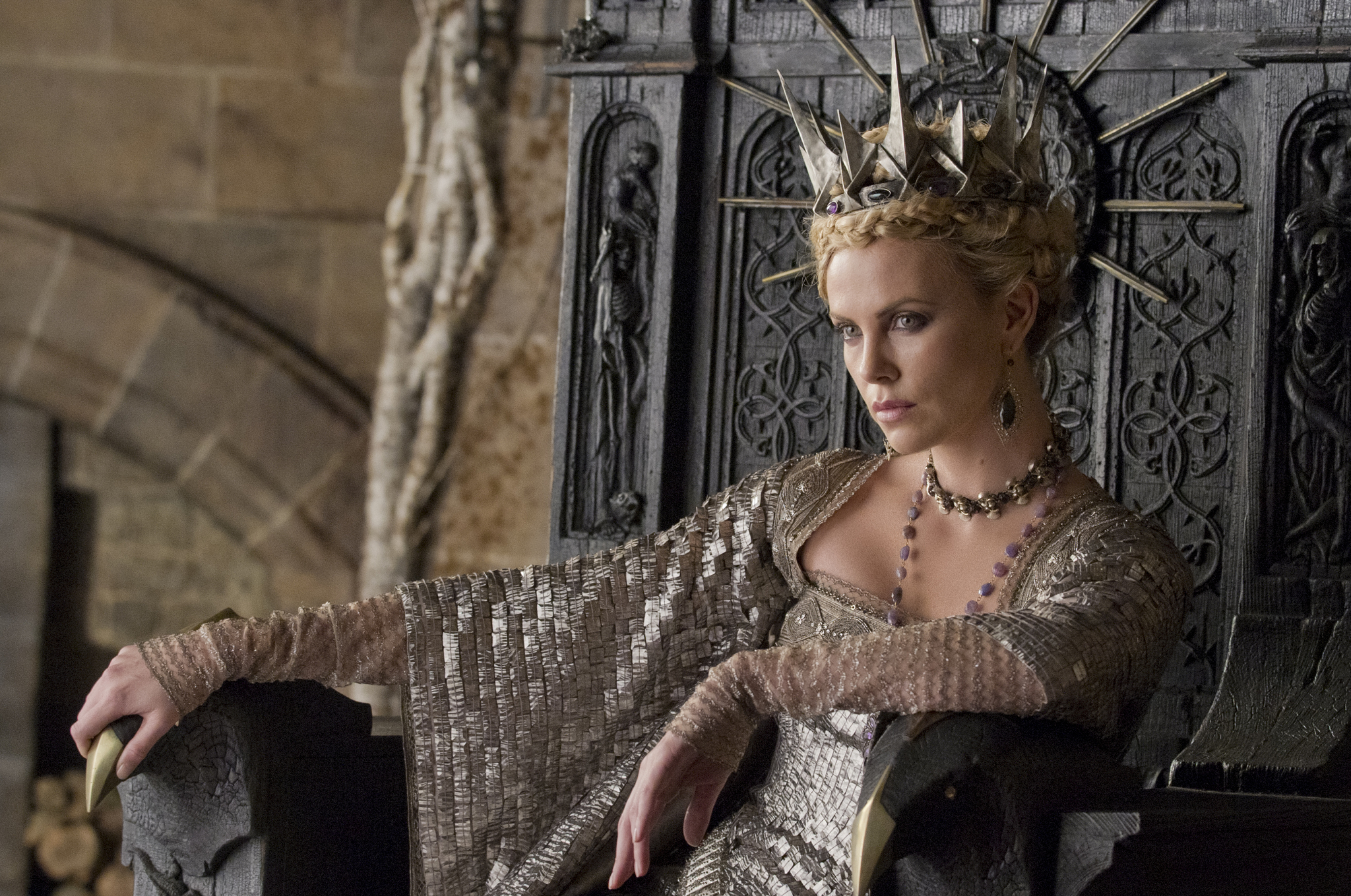 Theron luce plumas de gallo, alas de escarabajo en “Blancanieves” Theron luce plumas de gallo, alas de escarabajo en “Blancanieves”