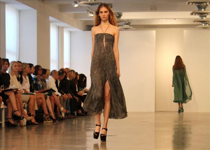 Calvin Klein Collection elige líneas puras y tonos neutros para el verano Calvin Klein Collection elige líneas puras y tonos neutros para el verano