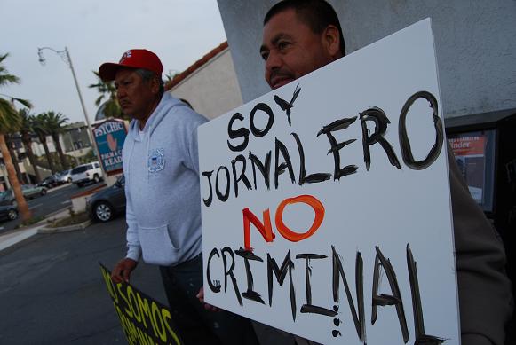 Brewer desea vigencia de disposición sobre jornaleros en Arizona