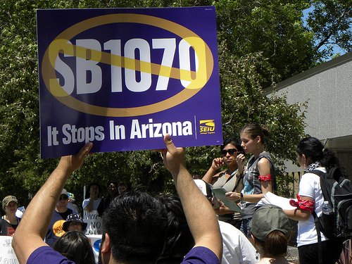 Corte EEUU rechaza mayor parte de ley de inmigración de Arizona SB1070