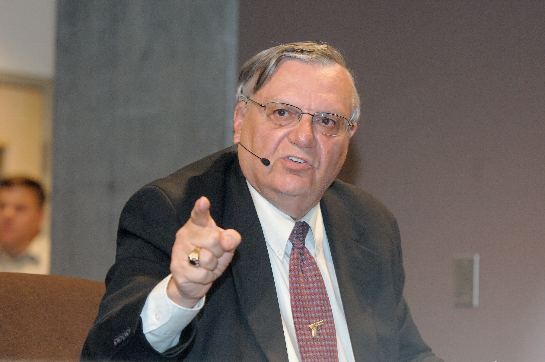 Arpaio insiste en cuestionar la veracidad del acta de nacimiento de Obama`