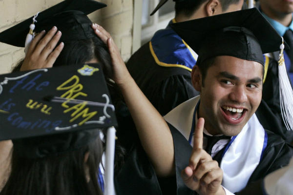 Jóvenes indocumentados podrán evitar deportación por USD 465 Jóvenes indocumentados podrán evitar deportación por USD 465