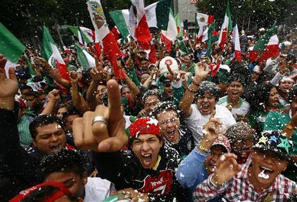 Mexicanos celebran triunfo sobre Brasil Mexicanos celebran triunfo sobre Brasil