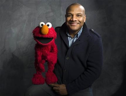 Actor deja atrás a Elmo al salir de “Plaza Sésamo”