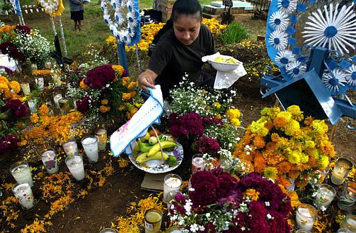 México festeja a sus muertos con mezcla de tradición mesoamericana y católica México festeja a sus muertos con mezcla de tradición mesoamericana y católica