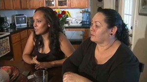 La madre y hermano de Andiola, ambos inmigrantes sin papeles, fueron arrestados durante varias horas el jueves por la noche por agentes de los Servicios de Inmigración y Aduanas. 