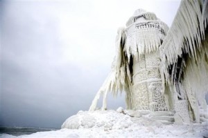 Un faro en St. Joseph, Michigan, luce totalmente congelado el viernes 25 de enero de 2013. Un sistema de tormentas de envergadura con fuertes vientos, lluvia y algunos posibles tornados atravesó varios estados del sur y centro de Estados Unidos a primeras horas del miércoles 30 de enero de 2013. (Foto AP/The Herald-Palladium, Joe Rondone)
