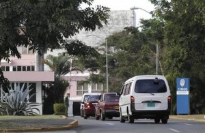 Varios vehículos hacen cola para ingresar al hospital Cimeq de La Habana, donde estaría convlasciente el presidente venezolano Hugo Chávez. El centro médico está rodeado de medidas de seguridad que garantizan la privacidad de quienes son atendidos allí. (AP Photo/Franklin Reyes)