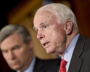 McCain es uno de los ocho senadores que se espera avalen los nuevos principios para reescribir las leyes de inmigración de Estados Unidos. (Foto AP/J. Scott Applewhite)