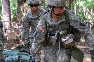 La capitana Sara Rodríguez, de 26 años, de la 101ª División Aerotransportada, y sus compañeros cargan una camilla con bolsas de arena durante un entrenamiento en Fort Campbell, Kentucky. (Foto AP/Kristin M. Hall, Archivo)