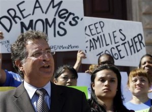 El legislador Joe Garcia, demócrata de Florida, expresa su apoyo a los inmigrantes y las peticiones de trabajar a favor de una reforma migrantoria ante periodistas, mientras activistas a favor de una reforma migratoria protestan frente a la Torre de la Libertad en el centro de Miami, Florida, Estados Unidos, el lunes 28 de enero del 2013. La Coalición de Inmigrantes de Florida, junto con otras familias y organizaciones de inmigrantes han iniciado la campaña "Dí Que Sí!" exigiendo una reforma migratoria que cree un sistema que mantenga a las familias unidas.
