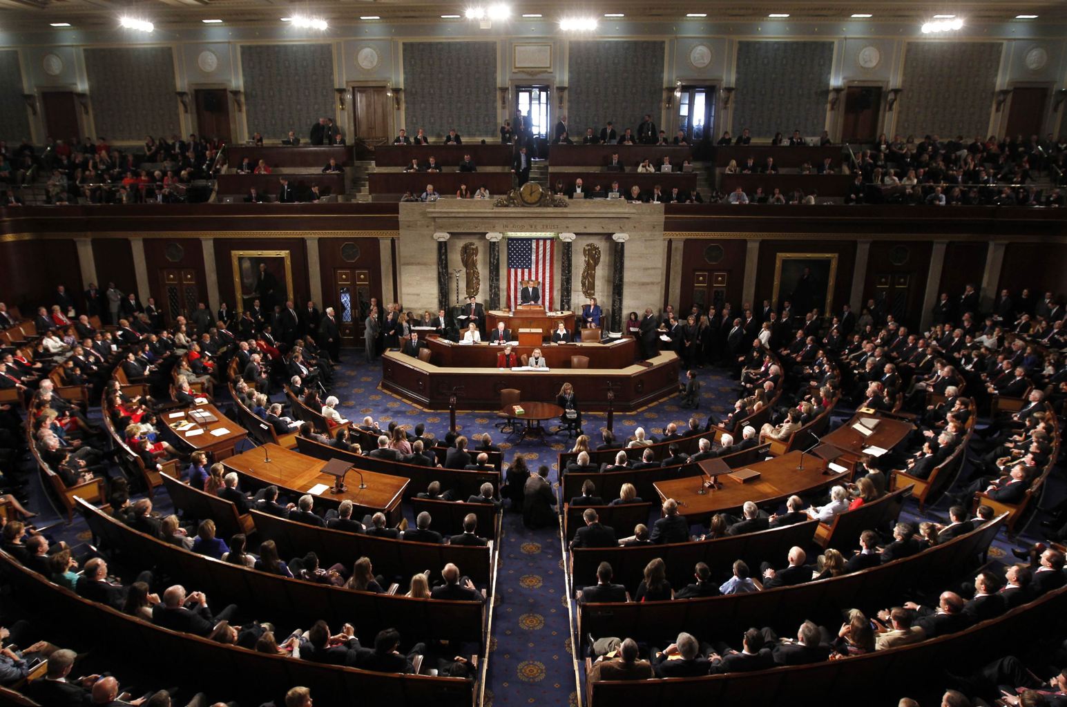Un número récord de congresistas hispanos jura su cargo en Estados Unidos
