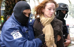 El caso comenzó a desatar polémica tanto en México como en Francia luego de que la policía mexicana reconoció que habían reconstruido la captura de la francesa para los medios de comunicación, un día después de que fue aprehendida.