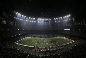 Aficionados y los jugadores de los Ravens de Baltimore y los 49ers de San Francisco esperan que regrese la energía eléctrica en el Superdome durante el apagón en la segunda mitad del Super Bowl XLVII, el domingo 3 de febrero de 2013, en Nueva Orleáns. (Foto AP/Charlie Riedel)