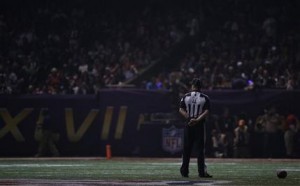 El árbitro Craig Wrolstad observa el terreno de juego tras un apagón durante el segundo tiempo del Super Bowl el domingo 3 de febrero de 2013. (AP Foto/Matt Slocum)