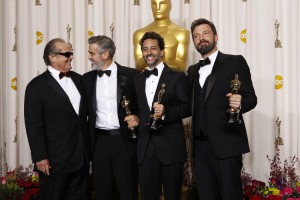 Foto Cortesia de Los Oscar/ Celebran junto a Jack Nicholson, parte del equipo y la producción de Argo, de Izq a derecha George Clooney, Grant Heslov y el meas emocionado de la noche, Ben Affleck