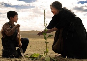 Miriam Colón da vida a Última, una curandera que acude a Nuevo México para dar protección a una familia hispana gracias a sus poderes espirituales.