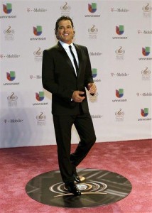 El espectáculo tomó más fuerza cuando el cantautor colombiano, Carlos Vives, apareció en el escenario de "Premio Lo Nuestro", tras 10 años de ausencia, para estrenar el primer sencillo de su esperado disco, "Volví a Nacer".