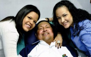 Fotografía del pasado jueves 14 de febrero de 2013 y cedida por Prensa de Miraflores hoy, viernes 15 de febrero de 2013, del presidente de Venezuela, Hugo Chávez (c), junto a sus hijas Rosa Virginia (d) y María Gabriela (i). El Gobierno de Venezuela difundió hoy las primeras imágenes de Chávez desde que hace más de dos meses fue operado en Cuba de un cáncer, e informó de que el gobernante respira a través de una cánula traqueal que le dificulta el habla. EFE/PRENSA DE MIRAFLORES