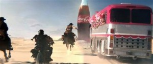 En esta imagen tomada de un video y provista por Coca Cola, muestra una escena del anuncio del Super Bowl de la campaña de 2013 de Coca Cola. (Foto AP/Coca Cola)