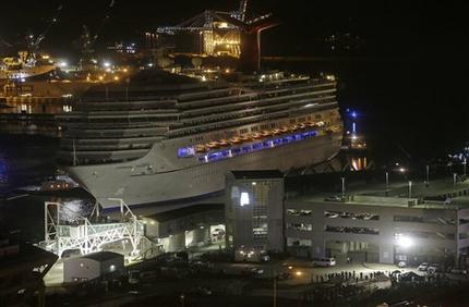 Crucero averiado finalmente llega a Puerto Crucero averiado finalmente llega a Puerto
