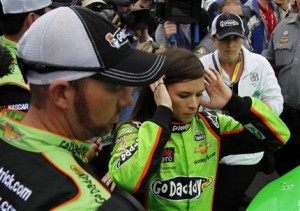 Danica Patrick, centro, se alista para abordar su carro y competir en la Daytona 500 el domingo 24 de febrero de 2013. Patrick terminó octava, que es el mejor lugar que ha obtenido una mujer en la famosa carrera. (Foto AP/Terry Renna)