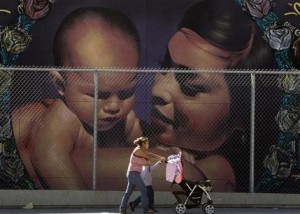 Una mujer camina con sus hijos a la Escuela Primaria MacArthur Park en Los Angeles el jueves 31 de enero de 2013. Dentro de seis meses, la población hispana de California igualará a la comunidad de los blancos y la superará a principios de 2014, informaron las autoridades del estado el jueves 31 de enero de 2013. (Foto AP/Damian Dovarganes)