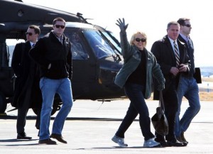 La gobernadora de Arizona Jan Brewer saluda a la prensa el martes 12 de febrero de 2013, en el Aeropuerto Internacional de Tucson luego de haber realizado un recorrido aéreo por la frontera de Arizona con México. La gobernadora habló del estado de la seguridad en la región apenas unas horas antes del discurso del Estado de la Unión del presidente Barack Obama. (Foto AP/Arizona Daily Star, Mike Christy)