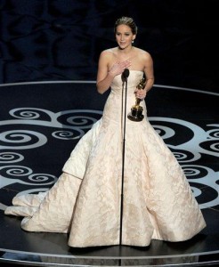 Jennifer Lawrence recibe el Oscar a la mejor actriz por "Silver Linings Playbook" en la 85ª entrega de los Oscar en el Teatro Dolby el domingo 24 de febrero de 2013 en Los Angeles. (Foto Chris Pizzello/Invision/AP)