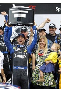 Jimmie Johnson presume el trofeo de la Daytona 500 junto a su esposa, Chandra, y su hija, Genevieve Marie, luego de vencer el domingo 24 de febrero de 2013. (Foto AP/Terry Renna)