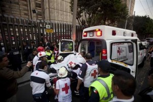 Un lesionado es subido a una ambulancia tras una explosión en un edificio del complejo de oficinas generales de la petrolera estatal Pemex en la Ciudad de México, el jueves 31 de enero de 2013 (AP Photo/Eduardo Verdugo)