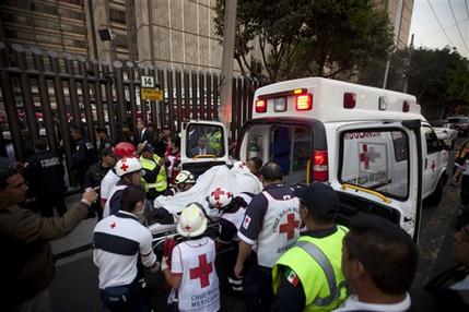 Buscan sobrevivientes tras explosión en México Buscan sobrevivientes tras explosión en México