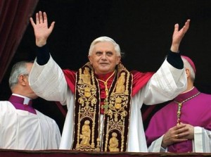 Fotografía de archivo del 19 de abril de 2005 en la que el papa Benedicto XVI saluda a la multitud desde el balcón central de la Basílica de San Pedro, en el Vaticano, momentos después de ser elegido. (Foto AP/Domenico Stinellis/Archivo)