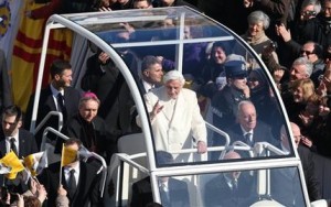 Benedicto XVI llegó a la plaza en el papamóvil, rodeado de guardaespaldas. En cierto momento se detuvo a besar y bendecir a una decena de bebés, con la ayuda de su secretario.(AP)