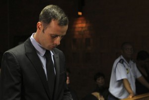 El atleta dijo en pasadas declaraciones que había sido víctima del pánico porque no tenía sus prótesis y que hubiera un ladrón en su casa lo había alterado tanto que no dudó en disparar. Pero el detective Botha remarcó que las detonaciones fueron hechas hacia abajo, lo que sugiere que Pistorius las tenía puestas al momento de disparar. (AP)