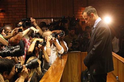 Pistorius queda libre bajo fianza Pistorius queda libre bajo fianza