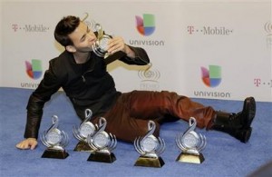 Prince Royce con sus seis reconocimientos en el Premio Lo Nuestro en Miami, el jueves 21 de febrero de 2013. (Foto AP/Alan Díaz)