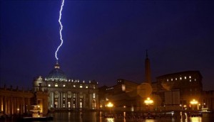 Un rayo golpea la basílica de San Pedro el mismo día en el que el papa Benedicto XVI anuncia su abdicación, en la Ciudad del Vaticano, Vaticano.