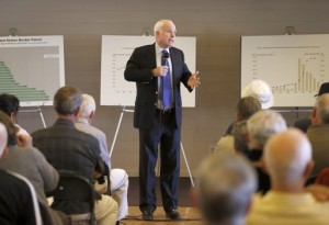 El senador estadounidense John McCain habla durante una reunión comunitaria en Sun Lakes, Arizona, acerca de su propuesta de reforma migratoria (AP Foto/Matt York)
