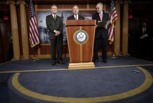 Desde la izquierda, el líder de la mayoría en el Senado Harry Reid y los senadores Dick Durbin y Chuck Schumer en conferencia de prensa en el Capitolio el jueves 31 de enero de 2013. Los legisladores demócratas trabajan con un grupo de senadores republicanos en un proyecto de reforma migratoria. (Foto AP/Pablo Martinez Monsivais)