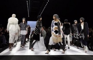 Modelos presentan piezas de la colección otoño 2013 de Max Azria en la Semana de la Moda de Nueva York el jueves 7 de febrero de 2013. (Foto AP/Richard Drew)