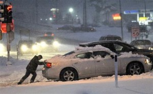 Un automovilista ayuda a otro a mover su vehículo atasado en la nieve en la intersección de las carreteras 50 y 31 en Kenosha, Wisconsin. Otro frente de tormenta amenazaba el viernes arrojar hasta un metro (3 pies) de nieve sobre la costa este de Estados Unidos, incluso la ciudad de Nueva York (AP Foto/Kenosha News, Brian Passino)