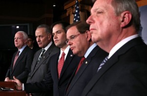 La propuesta de los ocho senadores coincide mayormente con la propuesta presentada por el presidente Barack Obama, pero la principal discrepancia es que los senadores buscan condicionar la opción a la naturalización a mejorar la seguridad en la frontera y la supervisión para que los portadores de visas no excedan su estadía en territorio estadounidense.