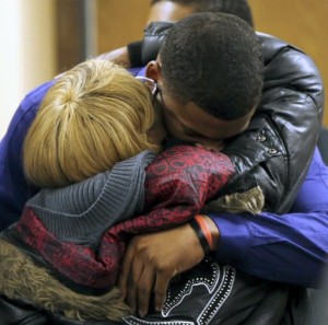 Ma'lik Richmond abraza a su madre Daphne Birden tras ser acusado con su compañero Trent Mays de violación el sábado, 16 de marzo del 2013 en Steubenville, Ohio. Ambos están acusados de violar a una menor de 16 años de Virginia Occidental y declarados culpables el domingo, 16 de marzo del 2013. (Foto AP/Keith Srakocic)
