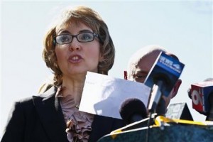 La ex legisladora Gabrielle Giffords lee un comunicado al regresar, junto con su esposo Mark Kelly, derecha, al lugar donbe fue baleada de gravedad en enero de 2011, para instar a los senadores a apoyar una revisión exhaustiva de antecedentes a compradores de armas de fuego, el miércoles 6 de marzo de 2013, en Tucson, Arizona. (Foto AP/Ross D. Franklin)