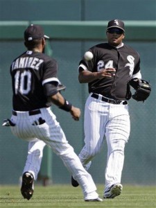 Un elevado de Derek Norris, de los Atléticos de Oakland, cae entre el torpedero cubano Alexei Ramírez (10) y el jardinero izquierdo cubano Dayan Viciedo, de los Medias Blancas de Chicago, en la segunda entrada del partido de pretemporada en Glendale, Arizona, el sábado 16 de marzo de 2013. (AP Foto/Mark Duncan)