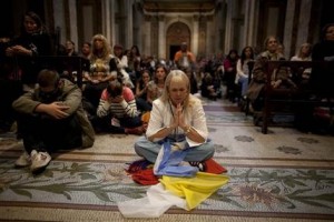 Un grupo de fieles ora en la Catedral Metropolitana de Buenos Aires antes de la misa de entronización del Papa Francisco en el Vaticano (AP Foto/Natacha Pisarenko)