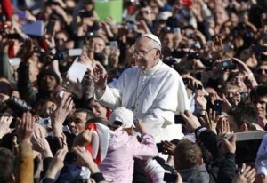 Papa Francisco recibe el saludo de la multitud al arribar a San Pedro para su misa de entronización en el Vaticano, martes 19 de marzo de 2013. (AP Foto/Michael Sohn)