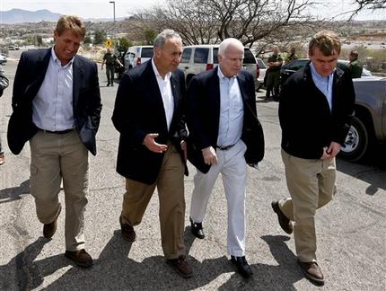 Grupo de senadores entre ellos McCain visitan frontera con México Grupo de senadores entre ellos McCain visitan frontera con México